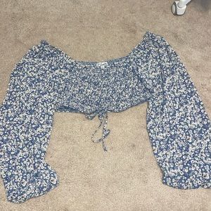 blue floral cropped shirt with long sleeves. size large. stretchy.